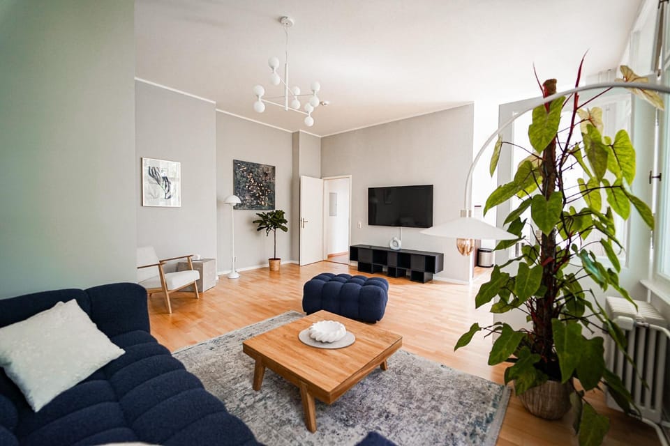 Communal lounge/ TV room, TV and multimedia, Living room, Seating area, Evening entertainment