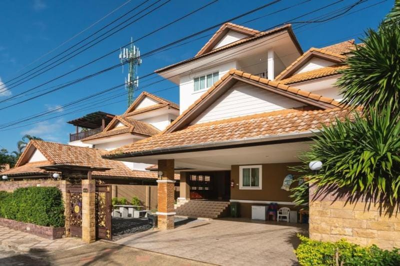 Property building, Day, Balcony/Terrace, Street view, Parking