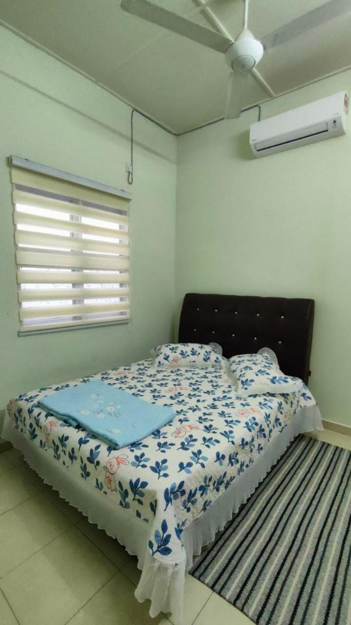 Photo of the whole room, Bedroom, air conditioner