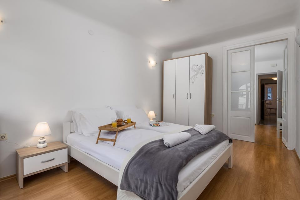 Bed, Bedroom, towels, wardrobe