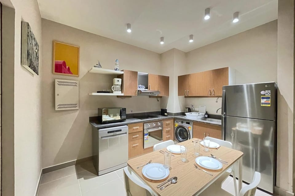 Kitchen or kitchenette, Dining area