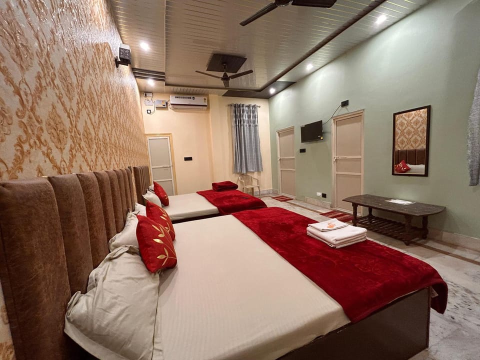 TV and multimedia, Photo of the whole room, Bedroom, towels, air conditioner