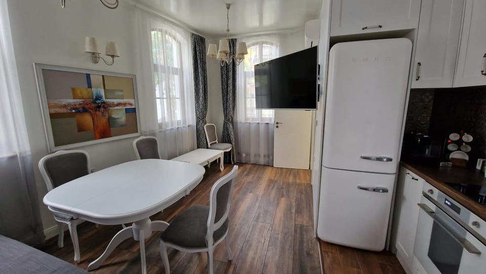 Communal lounge/ TV room, TV and multimedia, Kitchen or kitchenette, Living room, Seating area, Dining area, Evening entertainment, pet friendly, stove