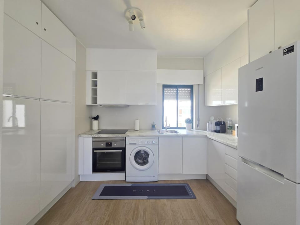 Coffee/tea facilities, Kitchen or kitchenette, dishwasher, oven, stove, toaster, washing machine