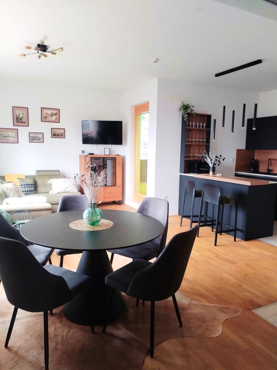 Library, Dining area, kitchen