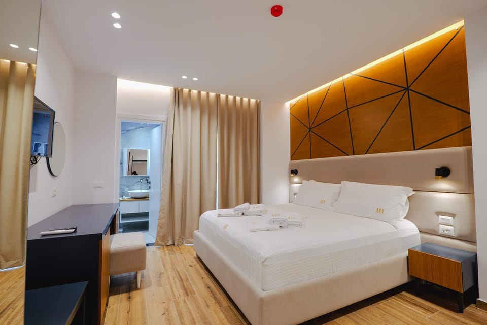 Bed, TV and multimedia, Photo of the whole room, Bedroom