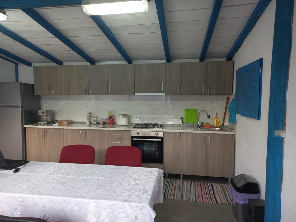 Kitchen or kitchenette, Dining area, oven, stove