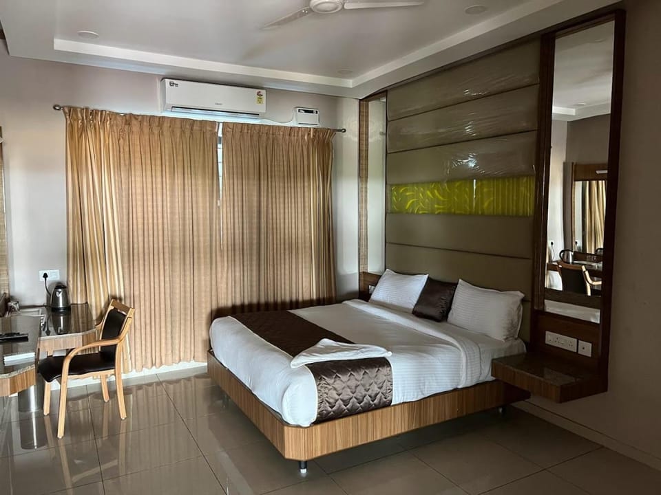 TV and multimedia, Living room, Photo of the whole room, Bedroom, fireplace, air conditioner
