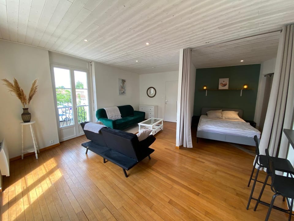 Bed, Living room, Photo of the whole room, Bedroom