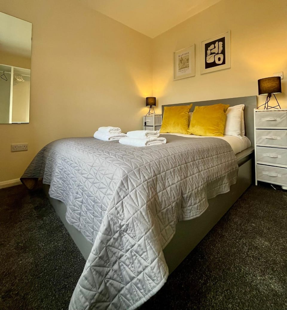 Photo of the whole room, Bedroom