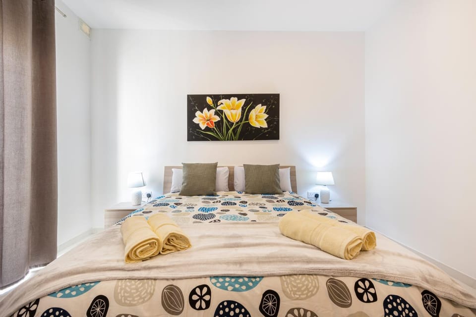 Bed, Photo of the whole room, Bedroom, towels