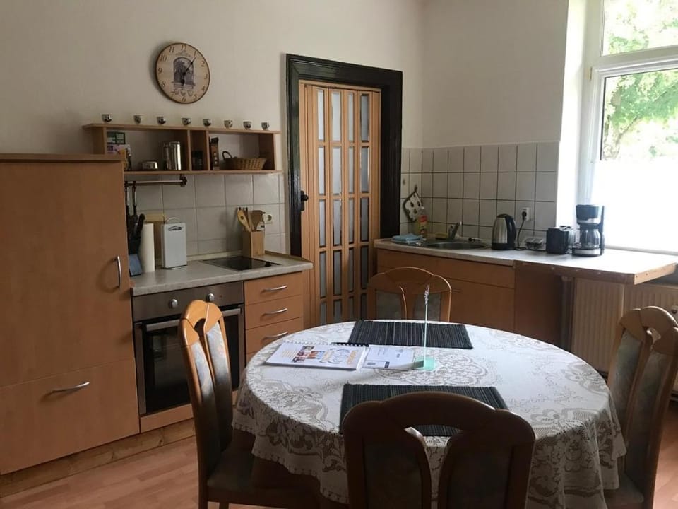 Coffee/tea facilities, Kitchen or kitchenette, Dining area, stove, toaster