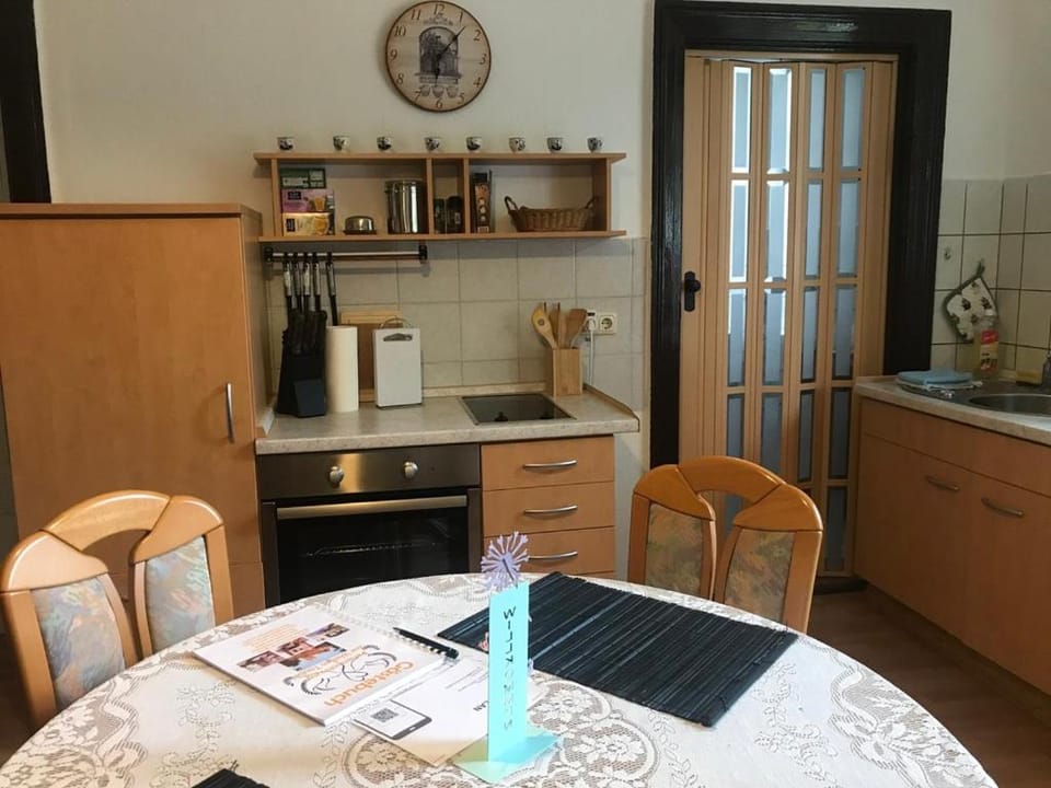 Kitchen or kitchenette, Dining area, stove