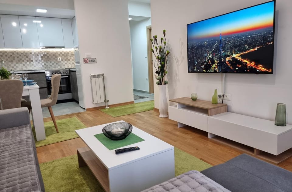 TV and multimedia, Kitchen or kitchenette, Living room, Seating area, Dining area