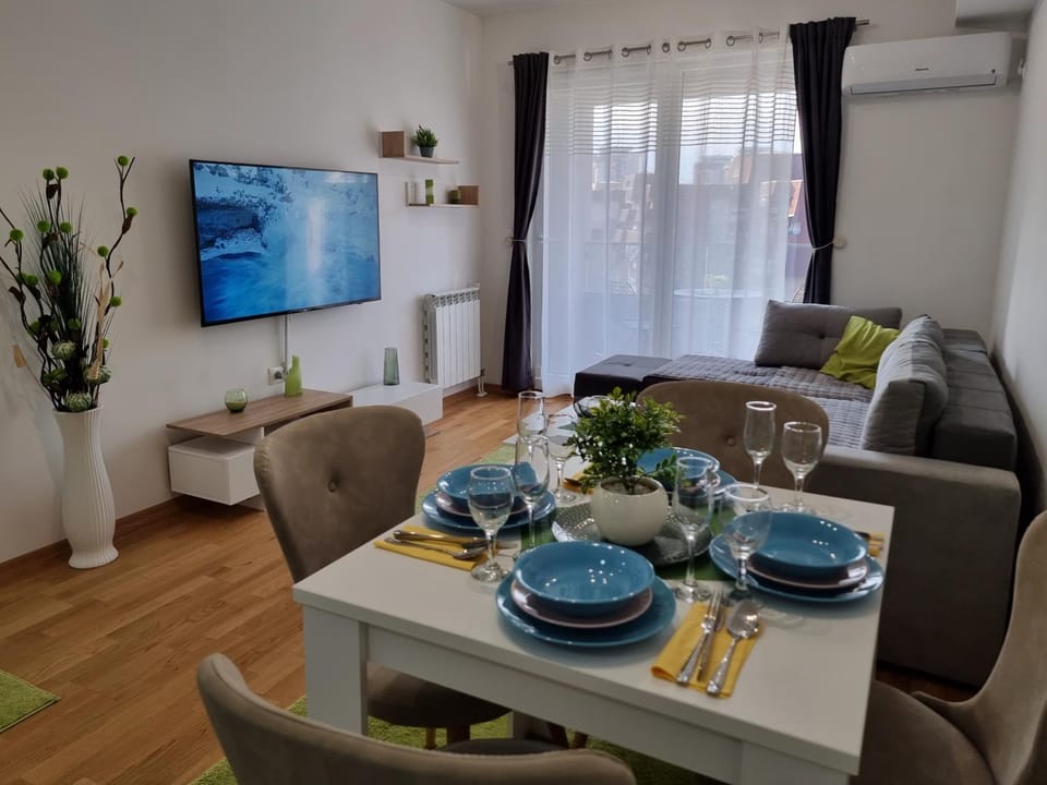 Communal lounge/ TV room, TV and multimedia, Living room, Seating area, Dining area, Evening entertainment