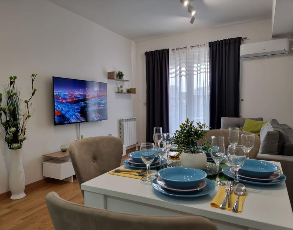 Communal lounge/ TV room, TV and multimedia, Living room, Seating area, Dining area, Evening entertainment