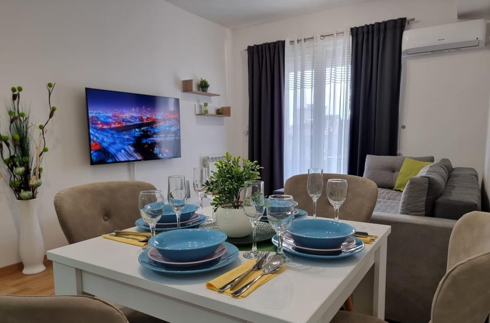 TV and multimedia, Living room, Seating area, Dining area, air conditioner