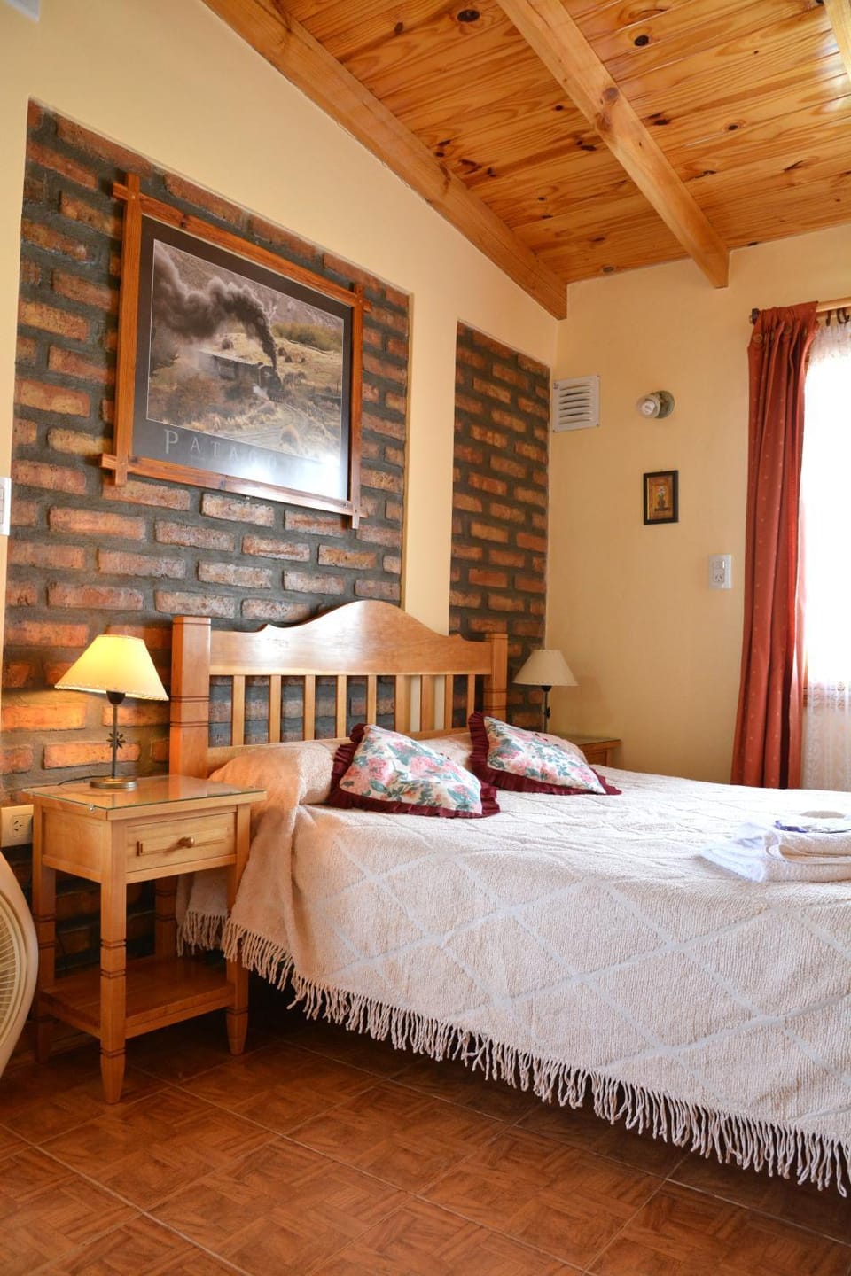 Bed, Photo of the whole room, Bedroom, fireplace