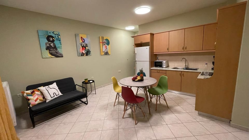 Kitchen or kitchenette, Seating area, Dining area