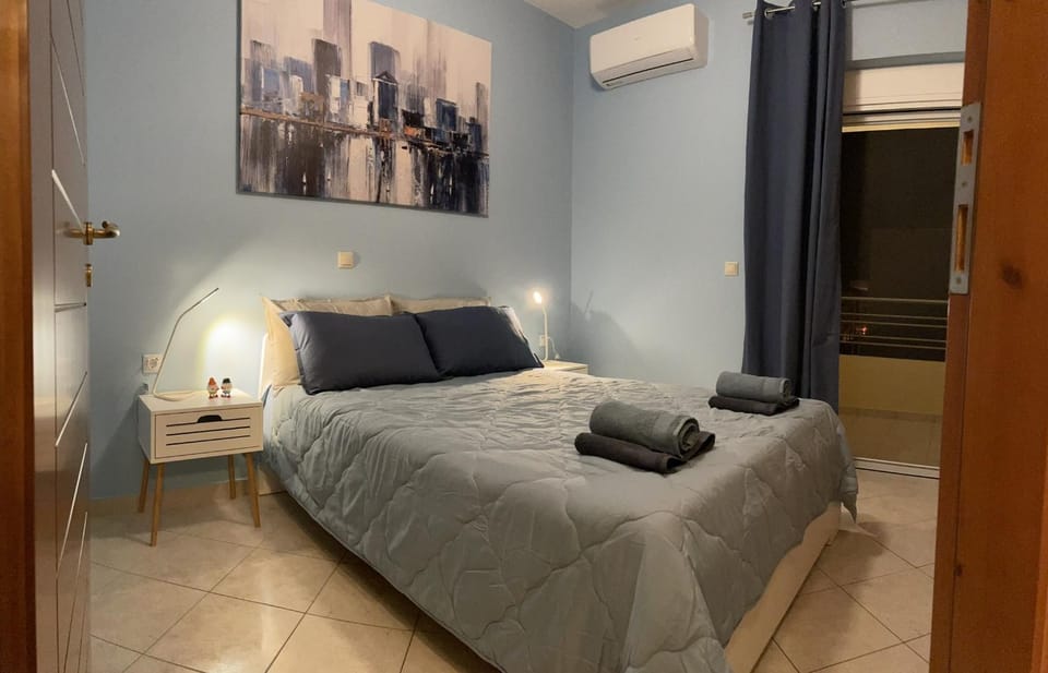 Bed, Bedroom, towels, air conditioner
