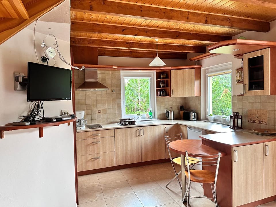 TV and multimedia, Kitchen or kitchenette, Dining area, pet friendly, stove