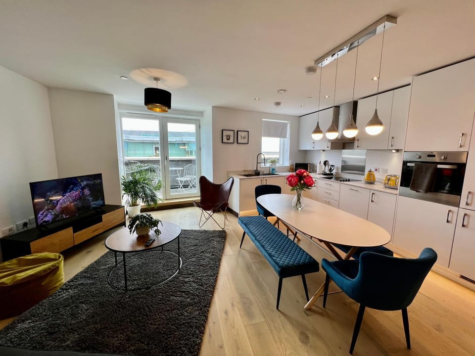 Walnut Tree Penthouse Next to Train Station Apartment in Cambridge