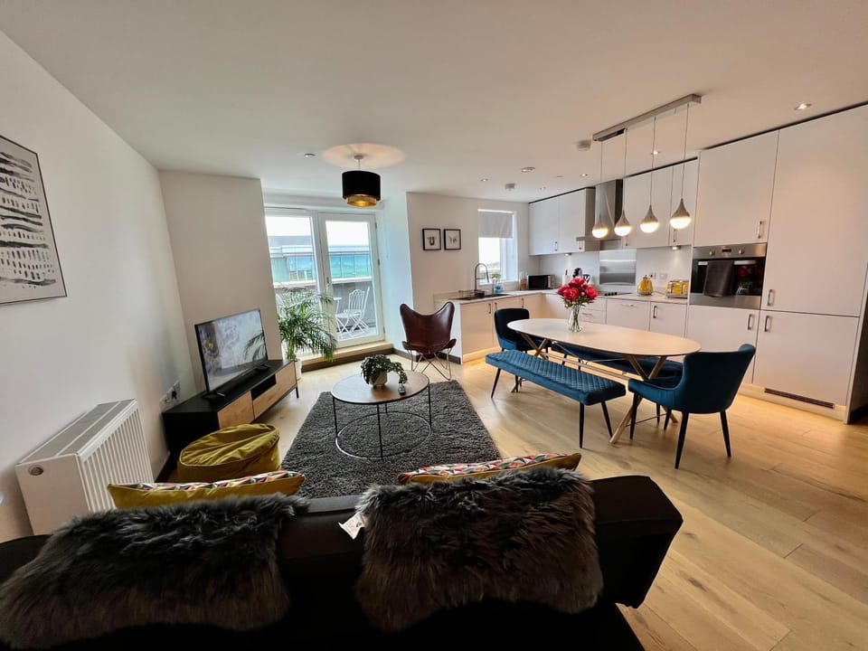 Walnut Tree Penthouse Next to Train Station Apartment in Cambridge