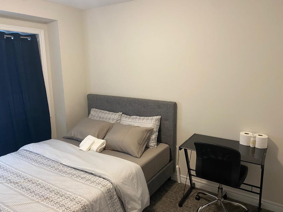 Bed, Photo of the whole room, Seating area, Bedroom, hair dresser