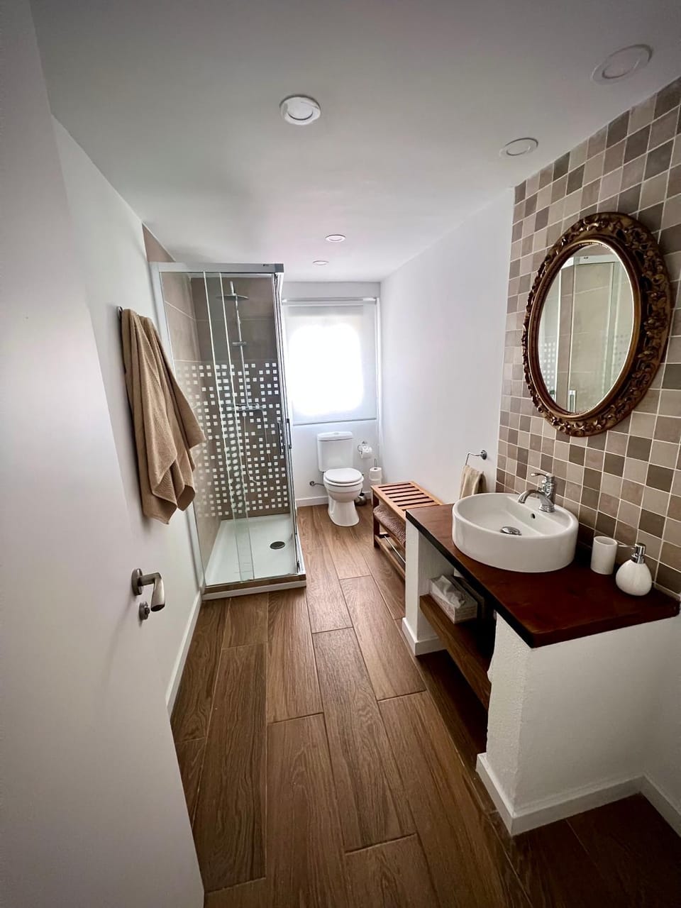 Shower, Toilet, Bathroom, towels