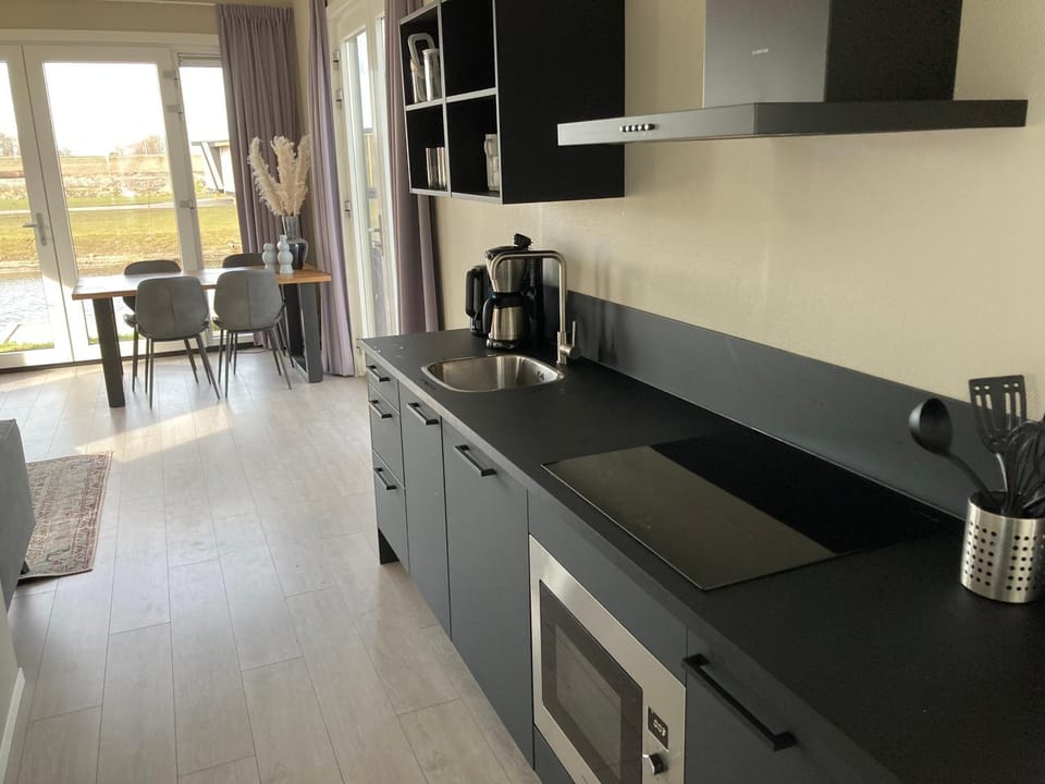 Coffee/tea facilities, Dining area, minibar, pet friendly, kitchen