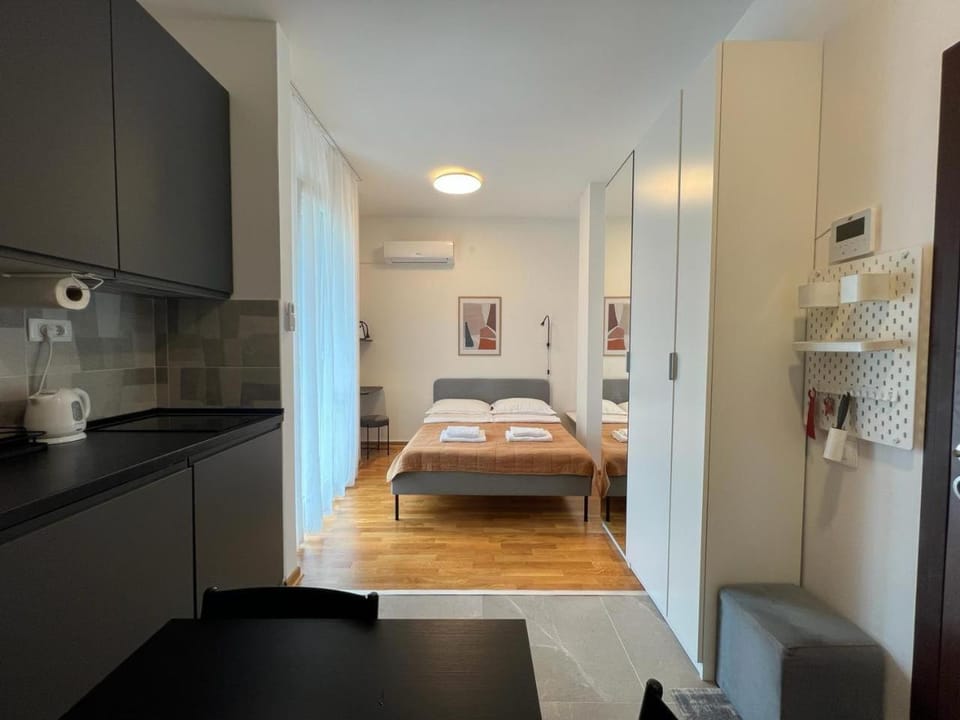 Bed, Kitchen or kitchenette, Photo of the whole room, Bedroom, towels