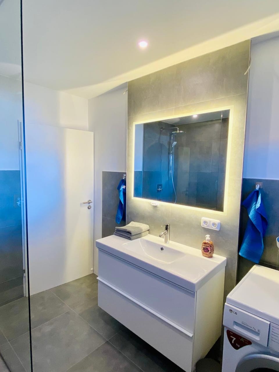 Shower, Bathroom, Photo of the whole room, washing machine