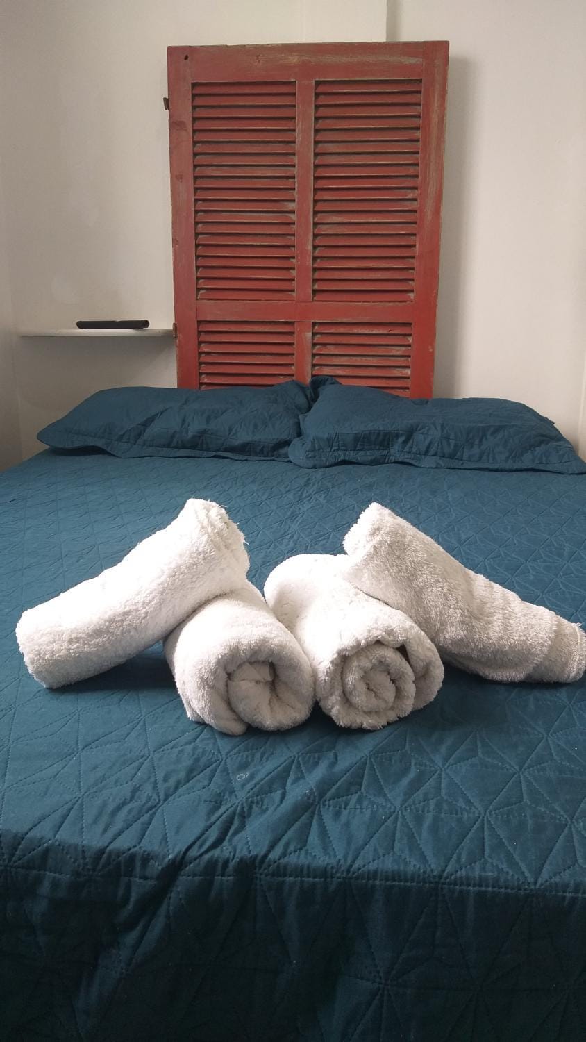 Quarto suite individual Compartilha somente a cozinha com o morador e sua cachorra Chori Vacation rental in Porto Alegre