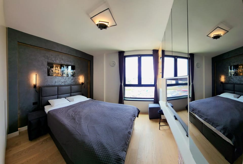 Bed, TV and multimedia, Photo of the whole room, Bedroom