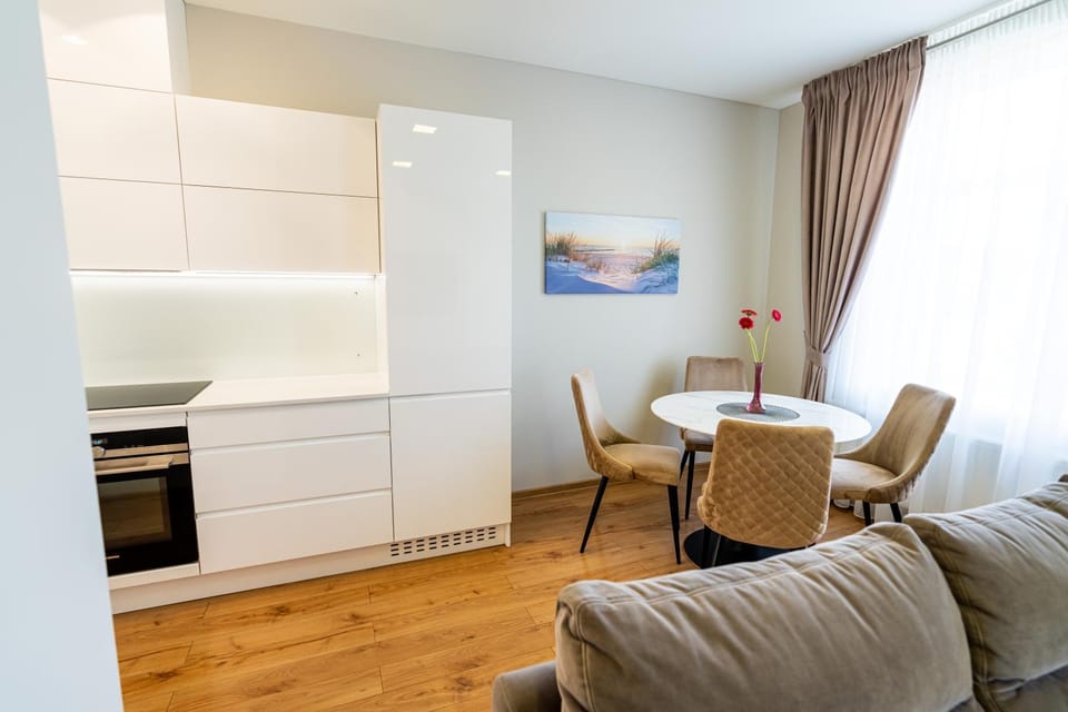 Kitchen or kitchenette, Living room, Seating area, Dining area