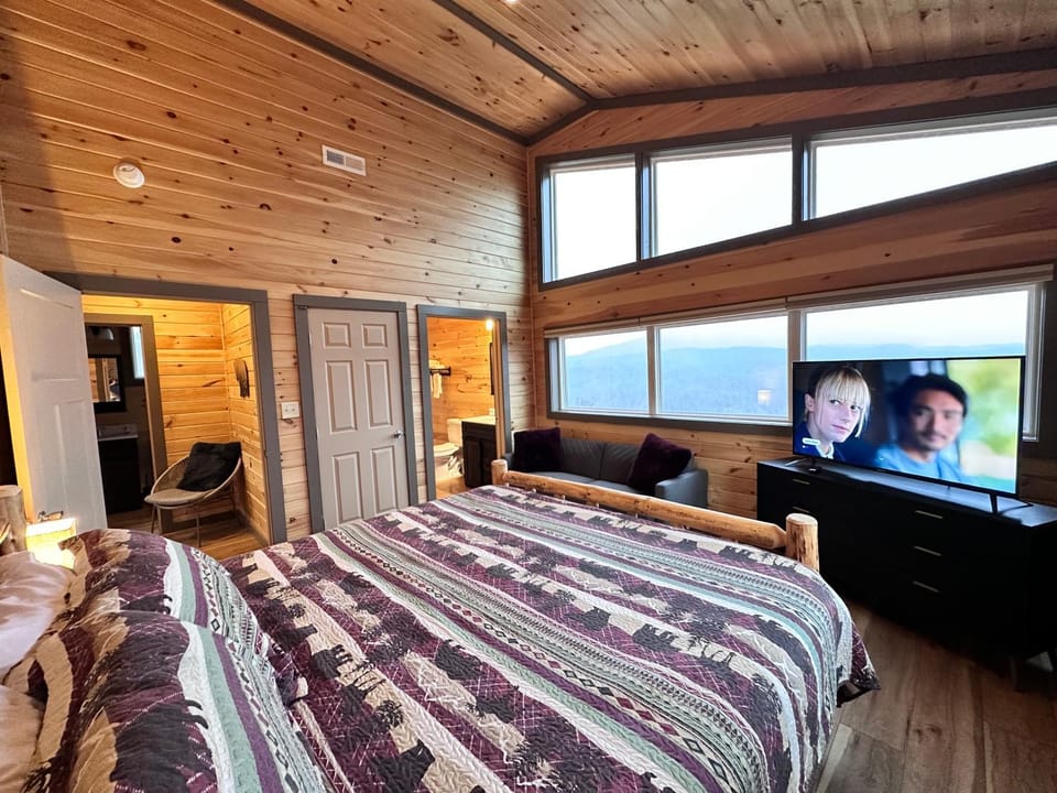 Bed, TV and multimedia, Bedroom
