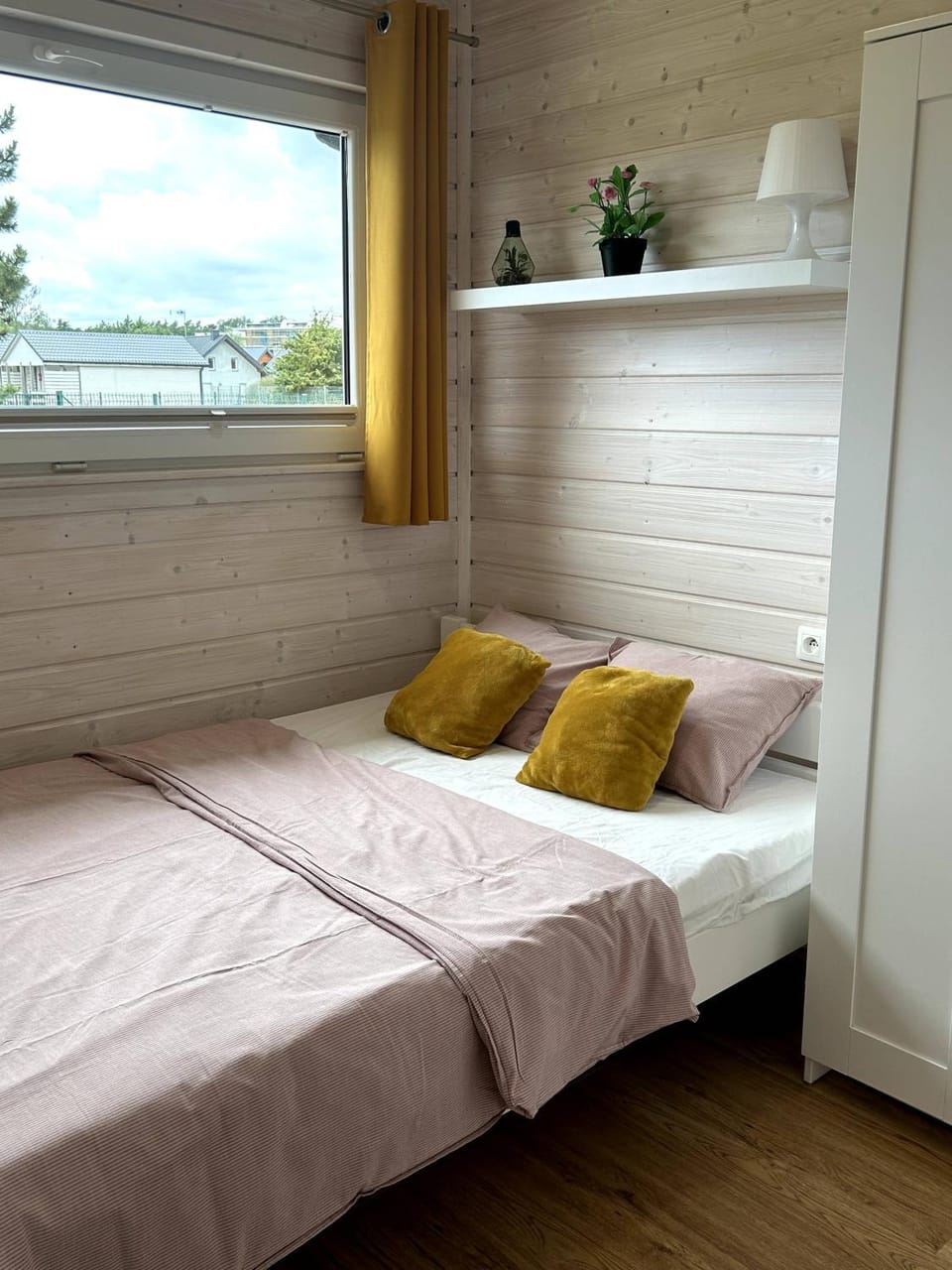 Bed, Other, Other, Other, Photo of the whole room, Decorative detail, Decorative detail, Seating area, Bedroom, wardrobe