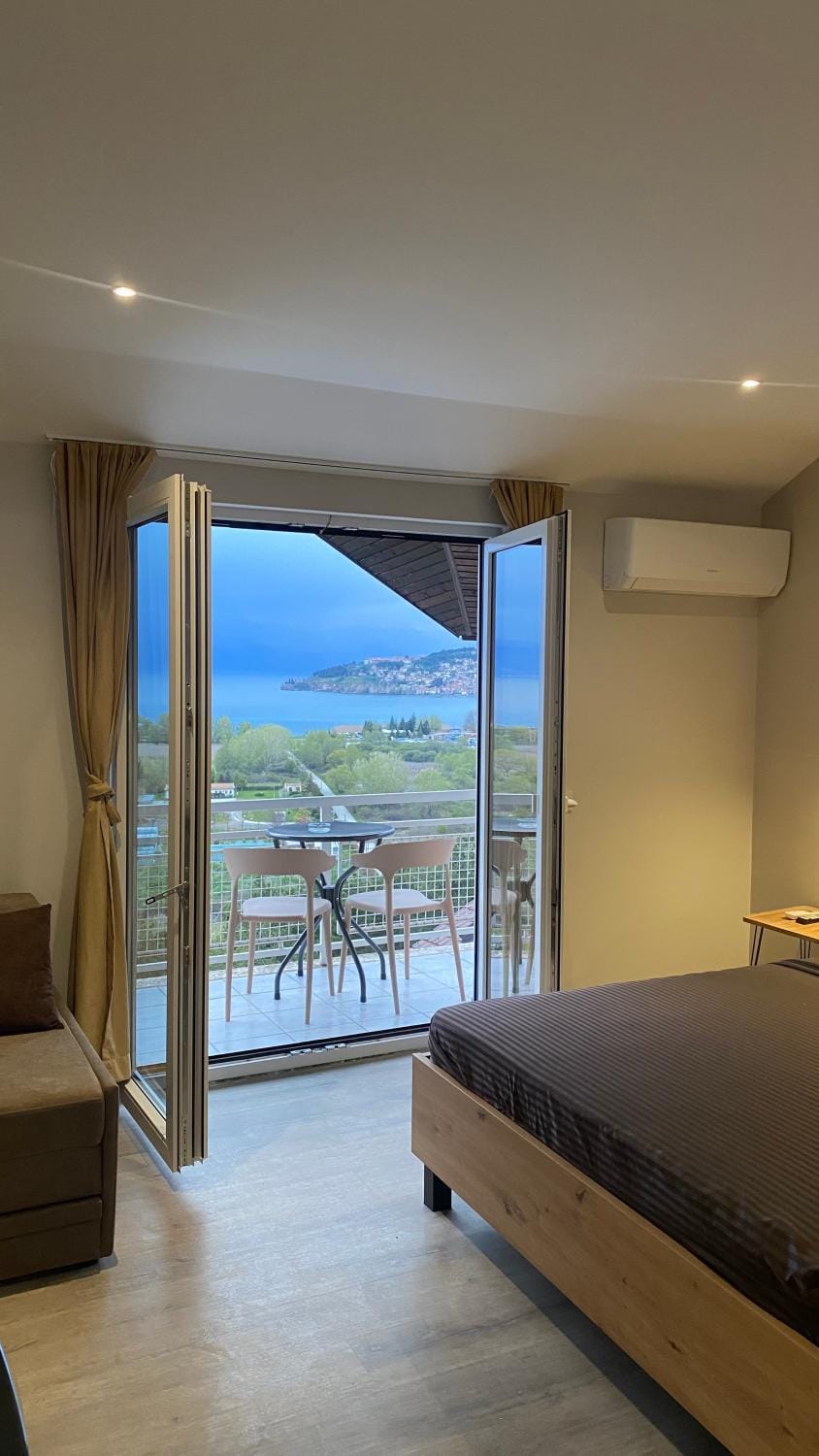 Bed, Balcony/Terrace, Bedroom, City view, Lake view