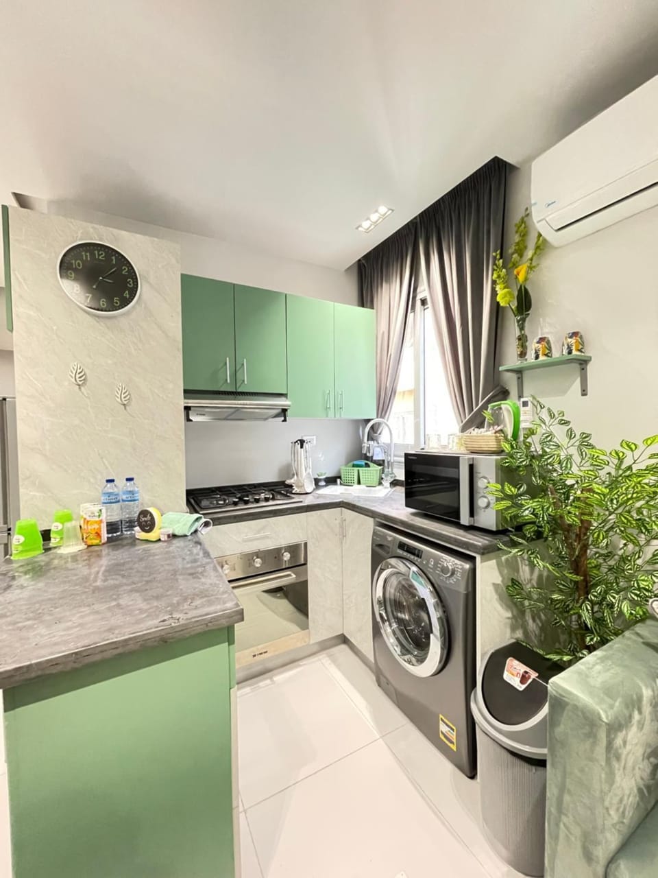 Kitchen or kitchenette, minibar