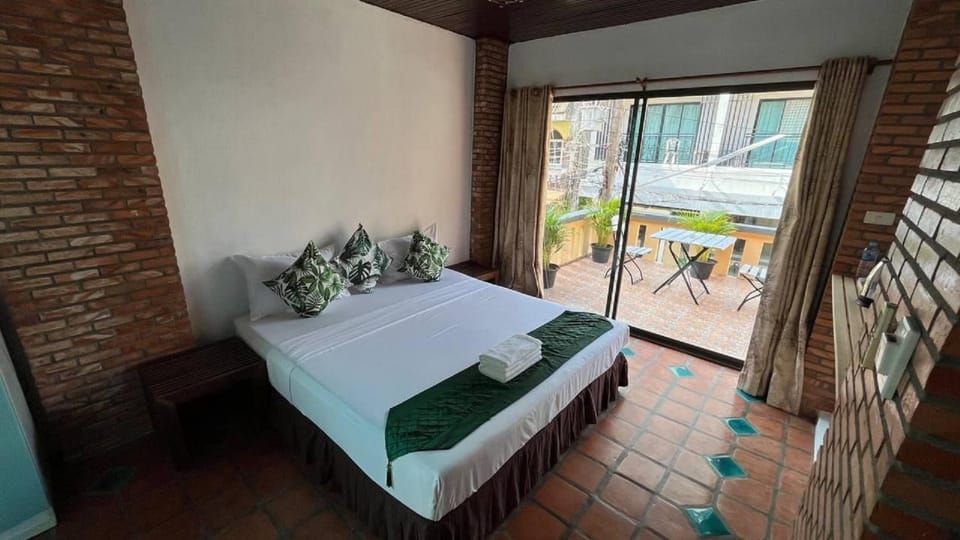 Bed, View (from property/room), Balcony/Terrace, Photo of the whole room, Bedroom, City view, towels