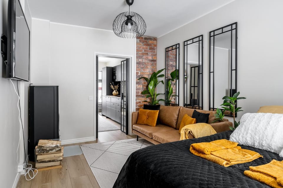 Bed, TV and multimedia, Living room, Seating area, Bedroom