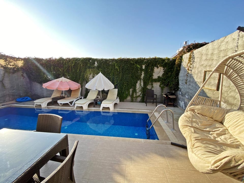 Patio, Swimming pool, sunbed
