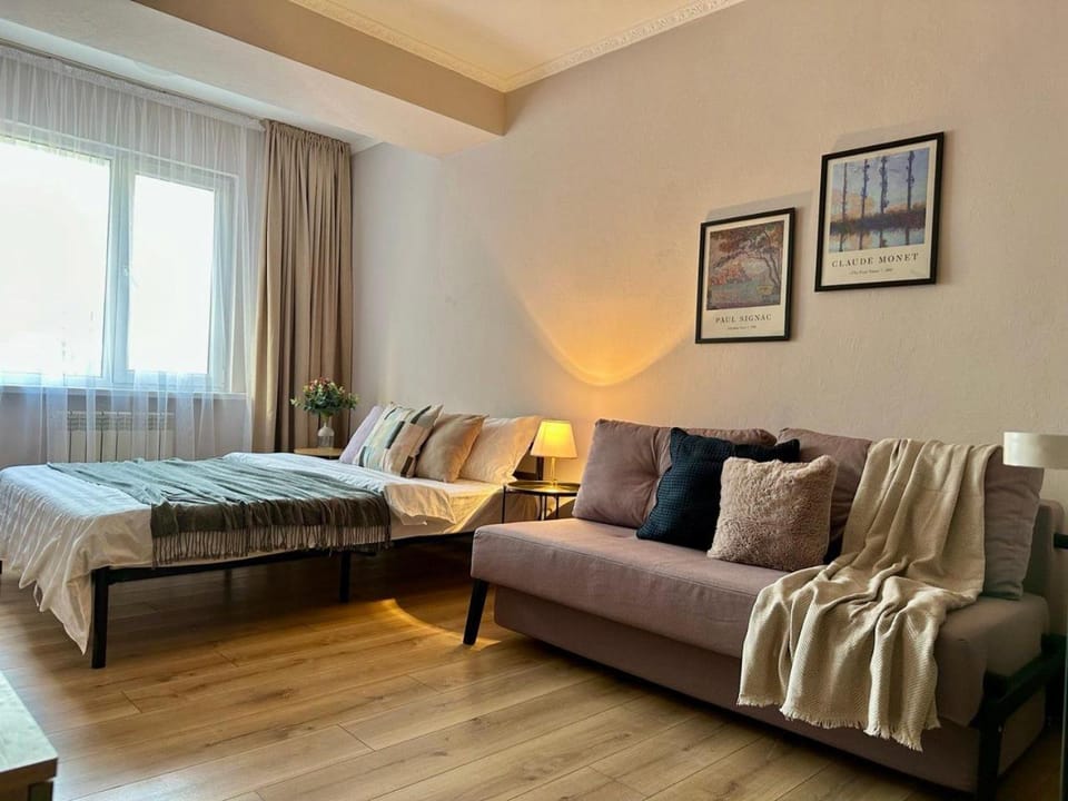 Bed, Photo of the whole room, Seating area, Bedroom