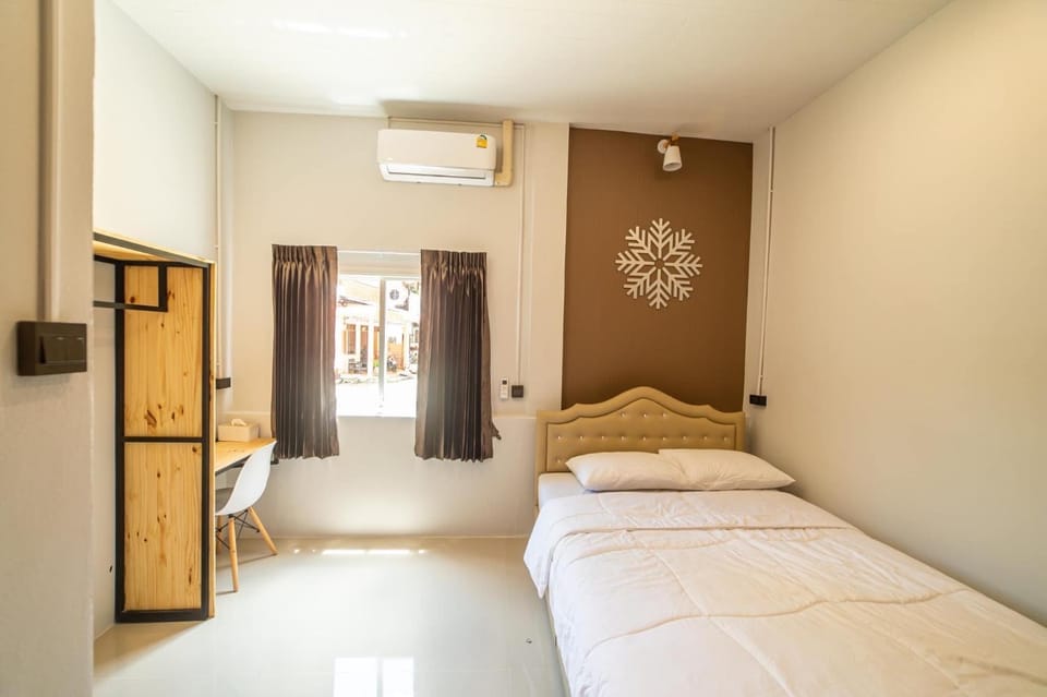 Bed, Photo of the whole room, Bedroom, air conditioner
