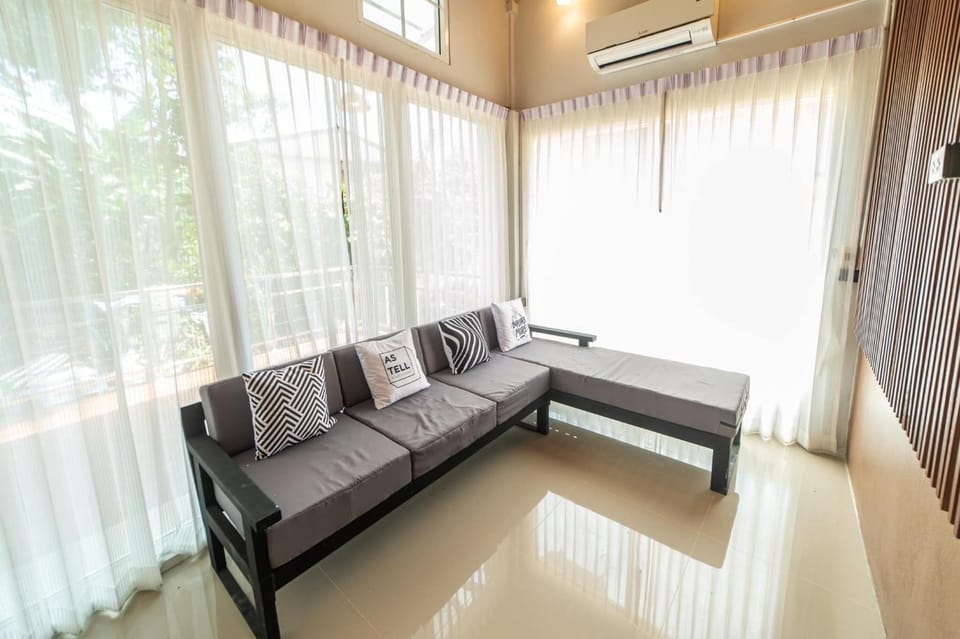 Communal lounge/ TV room, Living room, Seating area