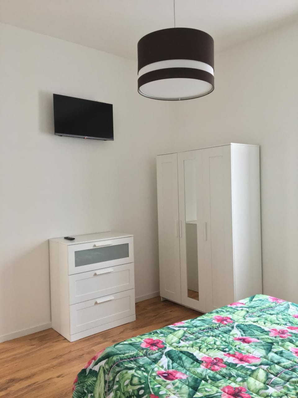 Bed, TV and multimedia, Photo of the whole room, Bedroom, wardrobe