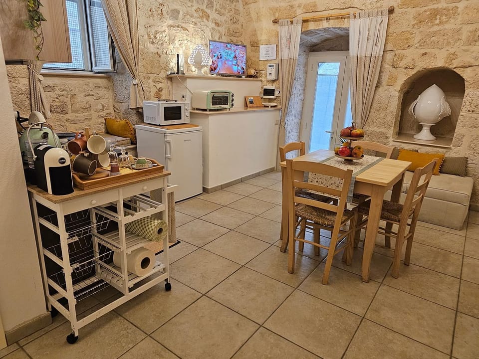 TV and multimedia, Kitchen or kitchenette, Living room, Food and drinks, Seating area, Dining area, Food, minibar, oven, stove