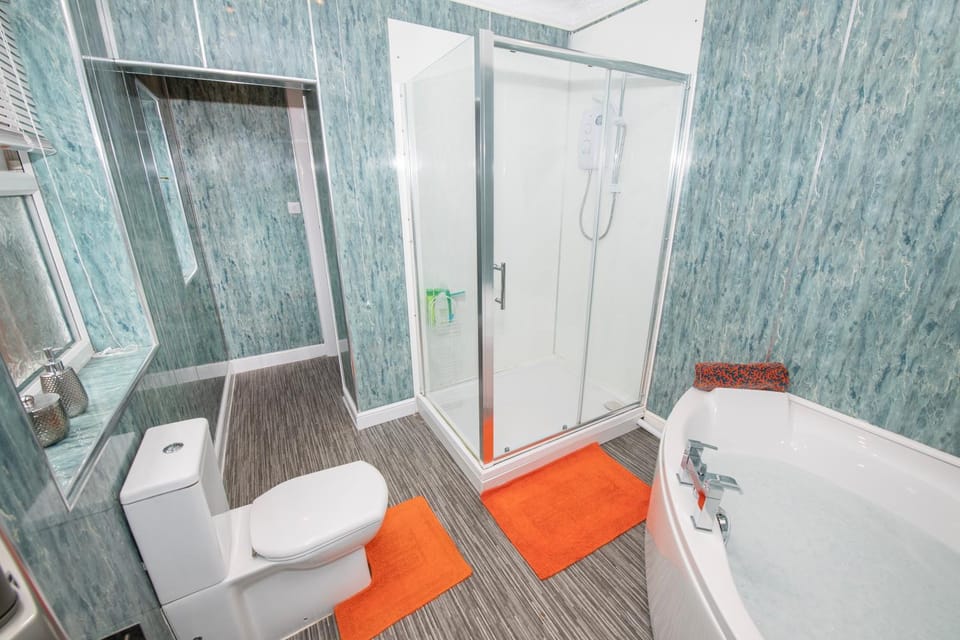 Shower, Toilet, Bathroom, Bath, towels