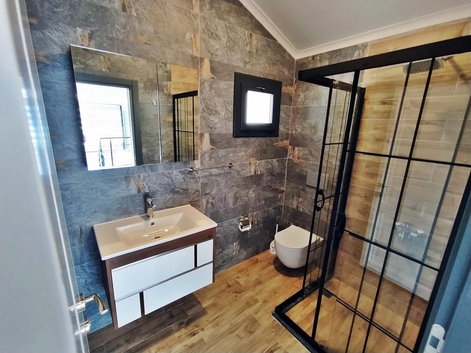 Shower, Toilet