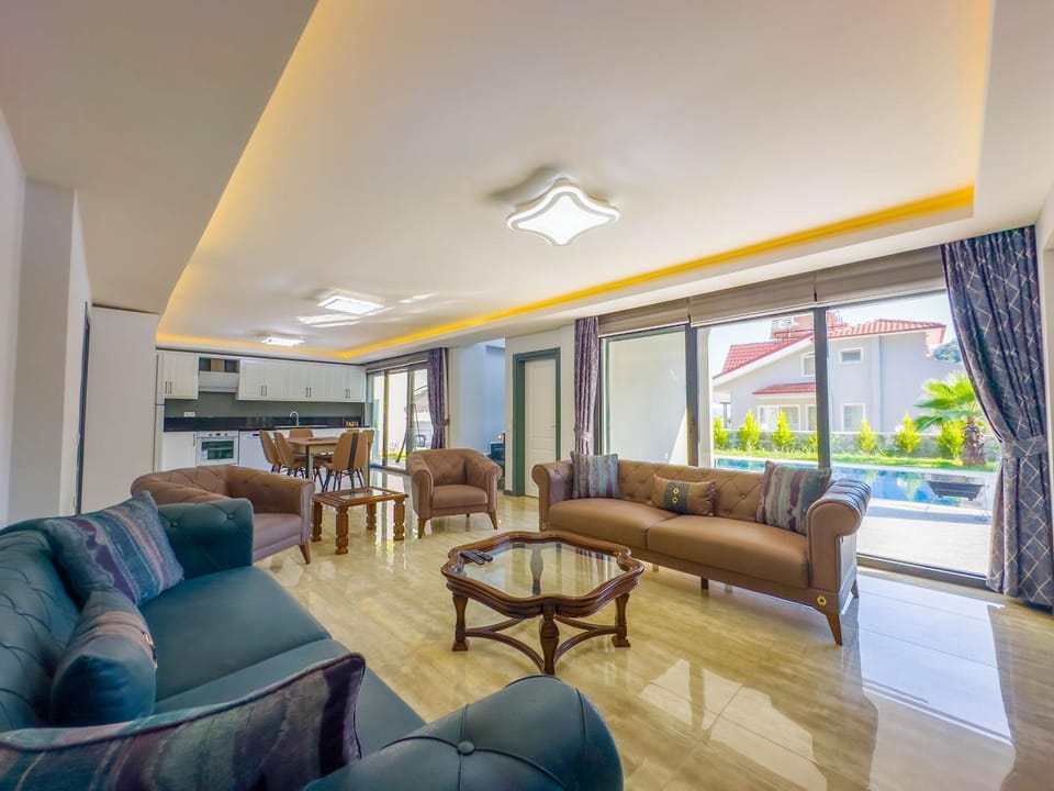 Kitchen or kitchenette, Seating area, Dining area